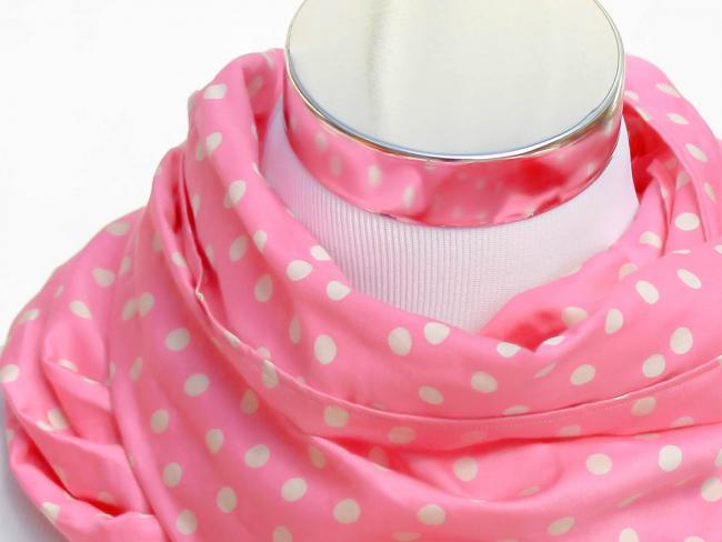 Pinker Schal mit weißen Punkten