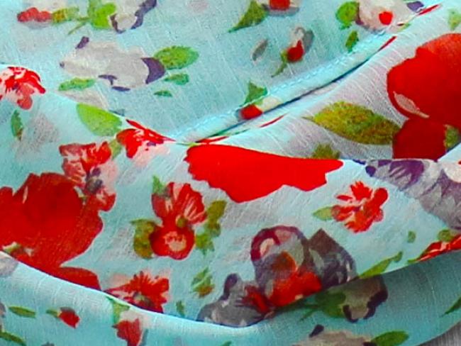 Türkisfarbener leichter Schal mit roten Blumen