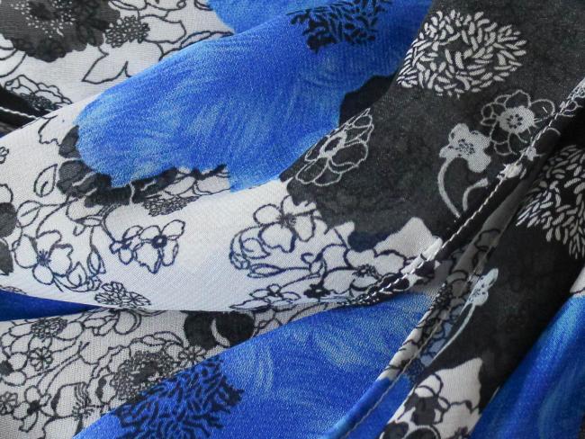 Leichter Schal in Schwarz, Weiß und Blau mit Blumen