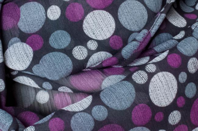 Leichter schwarzer Schal mit grauen und violetten Punkten