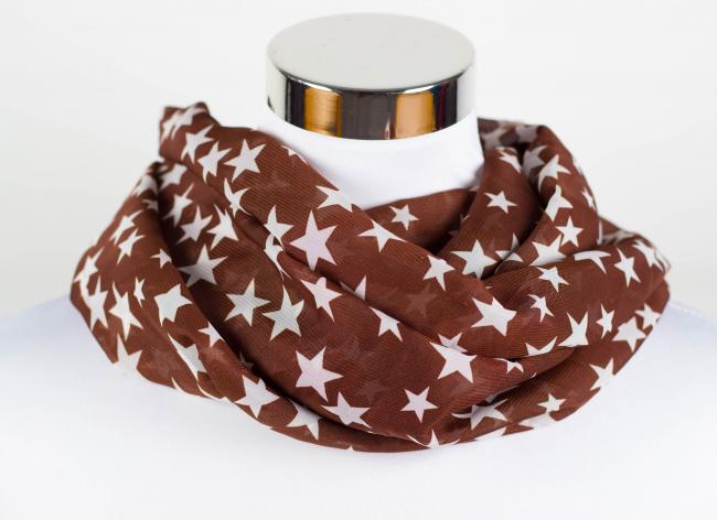 Brauner Schal mit weißen Sternen
