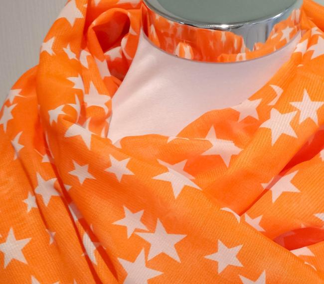 Orangefarbener Schal mit weißen Sternen