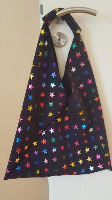 Einkaufstasche aus Softshell in Schwarz mit Sternen