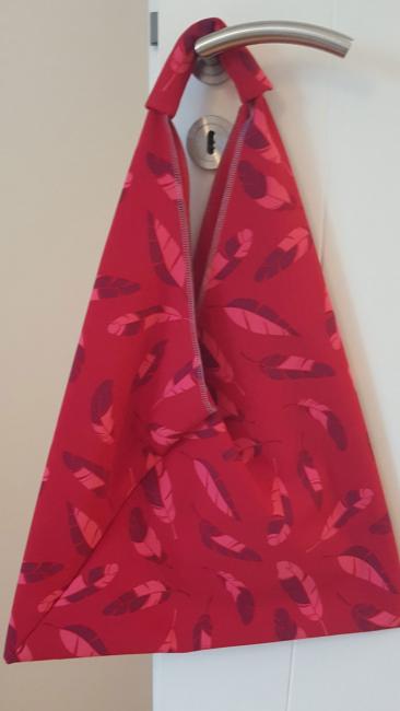Einkaufstasche aus Softshell in Rot mit Federn