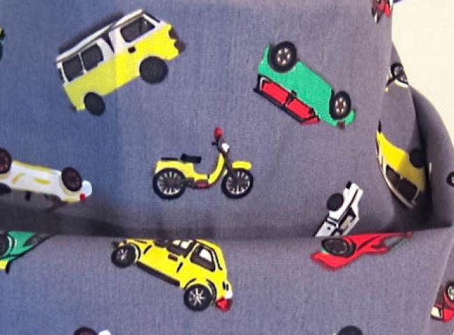 Dreieckstuch für Kinder aus Baumwolle mit Autos in Grau
