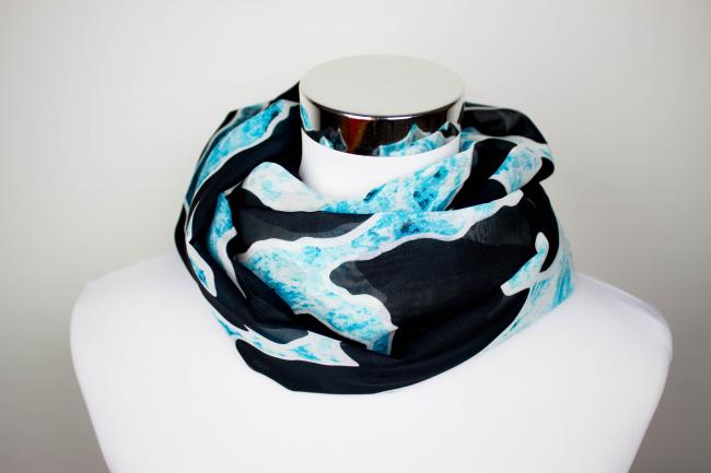 Schwarzer Schal mit türkisem Wellenmuster