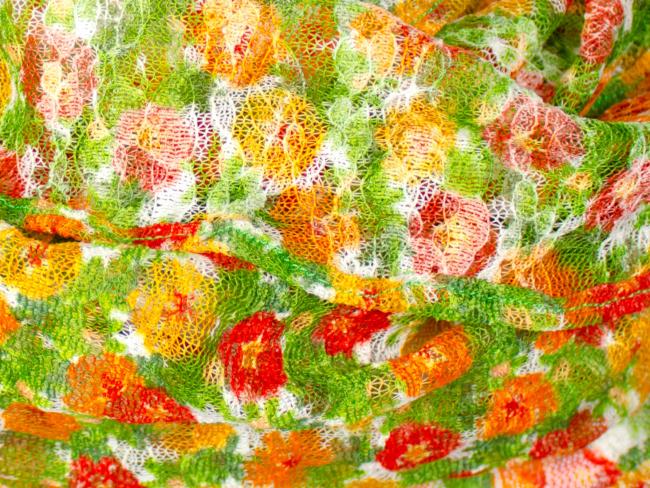 Leichter Schal in Grün mit roten und orangen Blumen