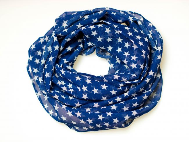 Leichter blauer Schal mit Sternen