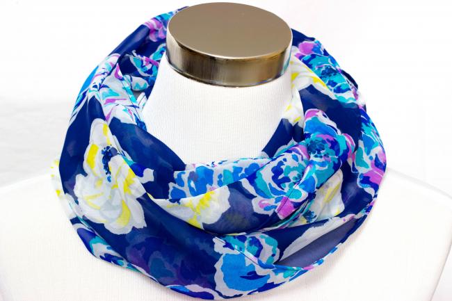 Loop Schal in Blau mit Blumen